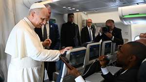 epa12898094 Pope Leo XIV briefs the press aboard a flight on his way to Luanda, Angola, 18 April 2026. Pope Leo XIV is on apostolic visit to Angola.  EPA/LUCA ZENNARO / POOL