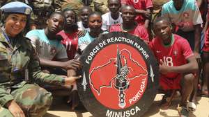 Os militares portugueses na República Centro-Africana entregaram centenas de brinquedos e equipamentos desportivos aos alunos de duas escolas de Bocaranga, no oeste do país, no âmbito da cooperação civil militar da missão da ONU (MINUSCA), Bangui, 29 de março de 2022. (ACOMPANHA TEXTO DE 02/04/2022) ESTADO MAIOR-GENERAL DAS FORÇAS ARMADAS (EMGFA)/LUSA