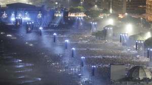 epa11319012 Thousands of people attend a free concert by US singer Madonna, the only presentation of &#039;The Celebration Tour&#039; in South America on Copacabana beach in Rio de Janeiro, Brazil, 04 May 2024.  EPA/ANTONIO LACERDA