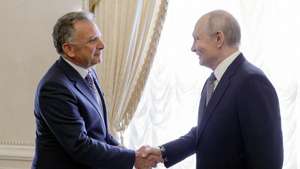 epa13319382 Russian President Vladimir Putin (R) welcomes U.S. President's special envoy Steve Witkoff before a meeting at the Constantine Palace in Strelna, a suburb of St. Petersburg, Russia, 21 October 2026. Russian President Vladimir Putin meets with US Special Envoy Steve Witkoff at the Constantine Palace in St. Petersburg, following Witkoff’s arrival from Oslo, where he had held talks with Ukrainian President Volodymyr Zelensky.  EPA/GAVRIIL GRIGOROV / SPUTNIK /KREMLIN POOL MANDATORY CREDIT