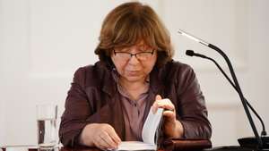 epaselect epa09272648 Belarusian writer and journalist Svetlana Alexievich before delivering a lecture as she receives the Grand Cross of Merit of the Order of Merit of the Federal Republic of Germany during a ceremony in Berlin, Germany, 15 June 2021. In 2015 Belarusian writer and journalist Svetlana Alexievich was awarded the Nobel Prize for Literature.  EPA/CLEMENS BILAN