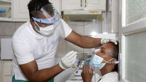 Cabo Verde está a bater todos os recordes de casos de covid-19, mas também de testes realizados, e as clínicas privadas na Praia mais que triplicaram os pedidos de diagnóstico nos últimos dias, sobretudo por motivos de viagem, Cidade da Praia, Cabo Verde, 10 de janeiro de 2022. (ACOMPANHA TEXTO DE 10/01/2022) ELTON MONTEIRO/LUSA