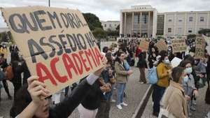 Manifestação junto à Reitoria da Universidade de Lisboa "Contra o Assédio nas Universidades", convocada pelo Movimento contra o Assédio no Meio Académico, cujo objetivo é a consciencialização dos estudantes e da restante comunidade académica, a recolha de informação real e atual, promoção do um debate apelativo a uma postura reivindicativa dos estudantes e a apresentação de propostas de combate ao assédio nas universidades, a apresentar às instituições, Lisboa, 07 de abril de 2022.  MANUEL DE ALMEIDA/LUSA