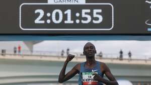 epa10347622 Kenyan athlete Kelvin Kiptum celebrates as he wins Valencia&#039;s Marathon in Valencia, Spain, 04 December 2022.  EPA/Kai Foersterling