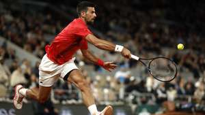 epa12156157 Novak Djokovic of Serbia in action during his Men's singles quarter-finals match against Alexander Zverev of Germany at the French Open Grand Slam tennis tournament at Roland Garros in Paris, France, 04 June 2025.  EPA/YOAN VALAT