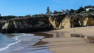 Praia da Batata em Lagos, 22 de outubro de 2017. A praia situa-se entre a Praia dos Estudantes e o molhe poente da Ribeira de Bensafrim, a escassos metros do centro histórico de Lagos. LUÍS FORRA / LUSA