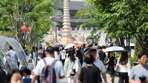 epa12942817 People walk through Gwanghwamun Square in central Seoul, South Korea, 09 May 2026, amid warm weather.  EPA/YONHAP SOUTH KOREA OUT