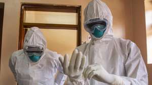 epa10255231 Ugandan doctors wear their Personal Protective Equipments at the Entebbe Regional Referral Hospital Isolation Centre in Entebbe, Uganda, 20 october 2022. A total of 64 positive cases and 24 deaths have so far been confirmed in Uganda since the outbreak of the deadly Ebola virus a month ago in Uganda.  EPA/ISAAC KASAMANI