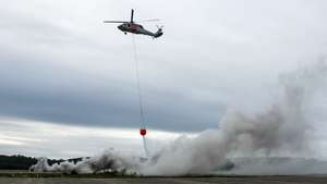 Demonstração de um helicóptero UH-60 Black Hawk usado pela Força Aérea no combate a incêndios durante a visita do Presidente da República, Marcelo Rebelo de Sousa (ausente da foto), à Base Aérea N.º 8, para dar a conhecer as alterações que estão a ser implementadas para a operação da Base Aérea N.º 8, em Maceda, Ovar, 22 de novembro de 2024. PAULO NOVAIS/LUSA