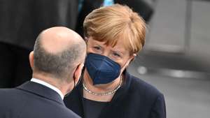 A antiga chanceler alemã, Angela Merkel, e o agora chanceler Olaf Scholz durante uma assembleia em Berlim, na Alemanha