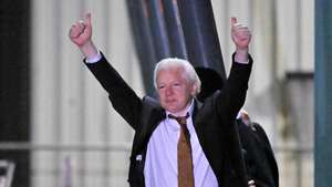 epa11438654 WikiLeaks founder Julian Assange waves at supporters after arriving at Canberra Airport, in Canberra, Australia, 26 June 2024. The judge of the United States District Court for the Northern Mariana Islands on the island of Saipan, on 26 June sentenced Assange for time served in exchange of pleading guilty to the criminal count of conspiring to obtain and disclose classified documents relating to the national defense of the United States.  EPA/MICK TSIKAS AUSTRALIA AND NEW ZEALAND OUT