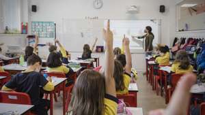 Alunos assistem a uma aula no Colégio do Rosário, no Porto, 19 de maio de 2021. Sem nenhuma “receita” para o sucesso além de “dedicação, trabalho e rigor”, o Colégio do Rosário, no Porto, volta a ser, num ano de inovação e de gestão de crise, a escola com melhores resultados nos exames do secundário. (ACOMPANHA TEXTO DA LUSA DO DIA 21 DE MAIO DE 2021) JOSÉ COELHO/LUSA