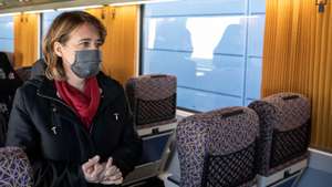 A coordenadora do Bloco de Esquerda (BE), Catarina Martins, durante a visita às instalações da CP (antiga EMEF), em Guifões, Matosinhos, 22 de novembro de 2021. JOSÉ COELHO/LUSA