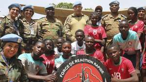 Os militares portugueses na República Centro-Africana entregaram centenas de brinquedos e equipamentos desportivos aos alunos de duas escolas de Bocaranga, no oeste do país, no âmbito da cooperação civil militar da missão da ONU (MINUSCA), Bangui, 29 de março de 2022. (ACOMPANHA TEXTO DE 02/04/2022) ESTADO MAIOR-GENERAL DAS FORÇAS ARMADAS (EMGFA)/LUSA