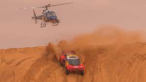 epaselect epa10398289 French driver Sebastien Loeb and Belgain co-driver Fabian Lurquin drive their Prodrive Hunter for Bahrain Raid Xtreme team during the 9th stage of the Dakar Rally 2023 from Riyadh to Haradh, Saudi Arabia, 10 January 2023.  EPA/Andrew Eaton
