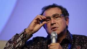 epa03897294 US economist Nouriel Roubini, Chairman Roubini Global Economics speaks on the economies of Indonesia, India and China at the start of the Asia-Pacific Economic Cooperation (APEC) CEO Summit in Nusa Dua, Bali, Indonesia, 05 October 2013.  Indonesia's resort island of Bali is hosting the APEC Summit and APEC CEO summit until 08 October 2013.  EPA/DENNIS M. SABANGAN