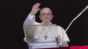 epa10063445 A handout picture provided by the Vatican Media shows Pope Francis leading the Angelus prayer from the window of his office overlooking St. Peter's Square at the Vatican City, 10 July 2022.  EPA/VATICAN MEDIA HANDOUT  HANDOUT EDITORIAL USE ONLY/NO SALES