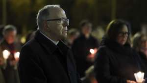 O cardeal patriarca de Lisboa, D. Manuel Clemente, participa na vigília de oração silenciosa pelas vítimas de abusos sexuais na Igreja, promovida por um grupo de católicos, junto ao Mosteiro dos Jerónimos em Lisboa, 22 de fevereiro de 2023. TIAGO PETINGA/LUSA