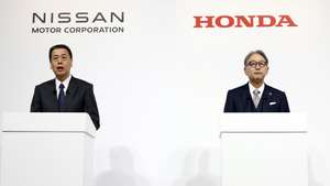 epa11876182 (FILE) - Nissan Motor Co. President and CEO Makoto Uchida (L) and Honda Motor Co. President Toshihiro Mibe attend a joint conference in Tokyo, Japan, 23 December 2024 (reissued 05 February 2025). In December 2024, Nissan, Honda and Mitsubishi Motors signed a memorandum of understanding (MOU) to explore Mitsubishi Motors' potential participation and synergy-sharing in the business integration outlined in a previous MOU between Nissan and Honda, which includes the establishment of a joint holding company. On 05 February 2025, Nissan reacted to media reports stating that Nissan has withdrawn the agreement for the merger with Honda publishing a statement saying that 'based on the memorandum of understanding signed on 23 December 2024, Honda and our company are in the stage of advancing various discussions'.  EPA/FRANCK ROBICHON