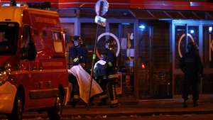epa05023913 Wounded people are evacuated outside the scene of a hostage situation at the Bataclan theatre in Paris, France, 13 November 2015. At least 60 people have been killed in a series of attacks in the French capital Paris, with a hostage-taking also reported at a concert hall.  EPA/YOAN VALAT