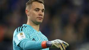 epa10302136 Munich&#039;s goalkeeper Manuel Neuer reacts during the German Bundesliga soccer match between FC Schalke 04 and FC Bayern Munich in Gelsenkirchen, Germany, 12 November 2022.  EPA/RONALD WITTEK CONDITIONS - ATTENTION: The DFL regulations prohibit any use of photographs as image sequences and/or quasi-video.