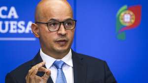 O ministro das Finanças, João Leão, discursa durante a cerimonia de apresentação do novo presidente do Conselho de Administração da Comissão de Mercado de Valores Mobiliários (CMVM), Gabriel Bernardino (AUSENTE DA IMAGEM), no Ministério das Finanças, em Lisboa, 15 de novembro de 2021. RODRIGO ANTUNES/LUSA