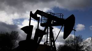 epa12850774 A view of a crude oil pump in Walsheim near Landau, Germany, 26 March 2026. The global oil benchmark, Brent Crude, saw significant upward pressure on 26 March, with prices remaining elevated amid heightened geopolitical tensions and ongoing supply concerns.  EPA/RONALD WITTEK