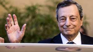 epa10072815 Italian Prime Minister Mario Draghi arrives to pay his respects to late Italian journalist Eugenio Scalfari as the coffin lies in state at the City Hall in Rome, Italy, 15 July 2022. Scalfari, who died on 14 July at the age of 98, founded two of Italy's most important news publications, daily newspaper La Repubblica and investigative journalism weekly 'L'Espresso'.  EPA/ANGELO CARCONI