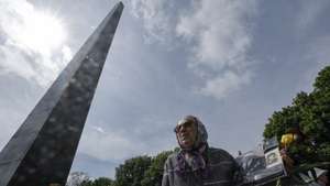 epaselect epa12943242 People place floral tributes at the Tomb of the Unknown Soldier memorial as part of the Victory Day commemorations in Kyiv, Ukraine, 09 May 2026, amid the Russian invasion. Ukraine marks the Day of Remembrance and Victory over Nazism in World War II (1939 - 1945) on 08 May, commemorating the 1945 Allied victory.  EPA/SERGEY DOLZHENKO