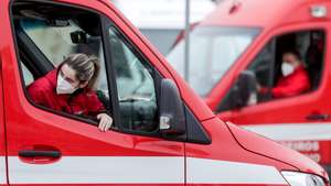 Ambulâncias aguardam pela pré-triagem aos doentes à chegada ao Hospital de Santa Maria, em Lisboa, 29 de janeiro de 2021. Na quinta-feira à noite em declarações aos jornalistas, o presidente do conselho de administração do Centro Hospitalar Universitário Lisboa Norte, Daniel Ferro, anunciou que a partir de hoje será feita uma pré-triagem aos doentes para tentar evitar tantas ambulâncias paradas à porta do hospital. TIAGO PETINGA/LUSA