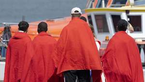 epa12905156 Rescued migrants arrive at the port of Arrecife, Lanzarote, Spain, 21 April 2026. The Maritime Rescue vessel Salvamar Al Nair rescued 22 migrants of North African and sub-Saharan origin, including two women, after they were found adrift in an inflatable boat 20 kilometers east of Lanzarote.  EPA/ADRIEL PERDOMO