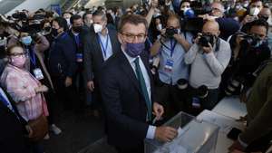 epa09865100 Candidate for Popular Party's President Alberto Nunez Feijoo (C) casts his ballot during a voting session held during the second day of 20th Popular Party's National Convention in Seville, Spain, 02 April 2022. Convention delegates are to elect Nunez Feijoo, current President of the region of Galicia, to replace Pablo Casado after Casado lost support from members of the party after a confrontation with Madrid's regional President Isabel Diaz Ayuso.  EPA/Julio Munoz