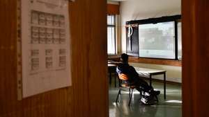 Leandro Gomes, 13 anos, é aluno do 8.º ano e recomeçou esta segunda-feira as aulas através do ensino á distância, em Santa Cruz da Trapa, S. Pedro do Sul, 08 de fevereiro de 2021. Ao contrário da maioria dos seus colegas, Leandro teve de se deslocar na mesma á escola, porque na aldeia onde mora, Coelheira, não existe internet. NUNO ANDRÉ FERREIRA/LUSA