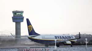 epa11811083 A Boeing 737 of Ryanair takes off from Liverpool John Lennon airport after flights had earlier been delayed and cancelled as snow fell in Liverpool, Britain, 07 January 2025. The Met Office has issued further yellow warnings for snow and ice across Northern Ireland and the west coast of Britain after heavy snowfall and rain caused widespread travel disruption and flooding.  EPA/ADAM VAUGHAN