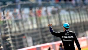 epa13069047 Mercedes driver George Russell of Britain gives the thumb up to fans after winning the Qualifying for the Formula One Austrian Grand Prix, at the Red Bull Ring race track in Spielberg, Austria, 27 June 2026. The 2026 Formula 1 Austrian Grand Prix will be held on 28 June.  EPA/ANNA SZILAGYI
