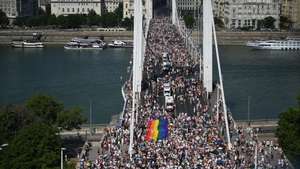 epa13069035 Participants cross the Elizabeth Bridge during the 31st Budapest Pride event in downtown Budapest, Hungary, 27 June 2026.  EPA/Zoltan Kocsis HUNGARY OUT