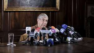 epa12004212 Former President of Costa Rica and Nobel Peace Prize winner Oscar Arias Sanchez speaks during a press conference in San Jose, Costa Rica, 01 April 2025. Sanchez stated that he did not know the reasons the United States had for canceling his visa but affirmed that nothing would silence him and that he would continue to criticize US policy.  EPA/Jeffrey Arguedas