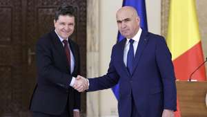 epa12187337 Romania's President Nicusor Dan (L) and designated Prime Minister Ilie Bolojan (R) shake hands at the end of a joint media statement at Cotroceni Presidential Palace in Bucharest, Romania, 20 June 2025. President Dan appointed Ilie Bolojan as prime minister-designate to form a government team and to appear before the Romanian Parliament for the vote of confidence.  EPA/ROBERT GHEMENT