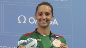 epa11432869 Bronze medal winner Francisca Martins of Portugal poses with her medal during the podium ceremony for the Women's 400m Freestyle Final race at the European Aquatics Championships Belgrade 2024, in Belgrade, Serbia, 23 June 2024.  EPA/ANTONIO BAT