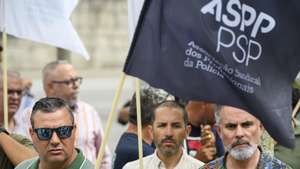 Concentração de polícias da Divisão de Investigação Criminal (DIC), convocada pela Associação Sindical dos Profissionais da Polícia (ASPP/PSP), enquanto decorre uma reunião a propósito de várias queixas de elementos do DIC do Porto, que acusam o Comando Distrital de obrigá-los a cumprirem prevenções e piquetes “sem serem pagos”, no Porto, 13 de julho de 2026. RICARDO CASTELO/LUSA