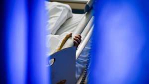 Um doente internado infetado com coronavírus (covid-19) na enfermaria do piso 7 do Centro Hospitalar Tondela Viseu (CHTV) , dedicado ao tratamento de doentes com covid-19, em Viseu, 09 de março de 2021. (ACOMPANHA TEXTO DA LUSA DO DIA 10 DE MARÇO DE 2021). NUNO ANDRÉ FERREIRA/LUSA