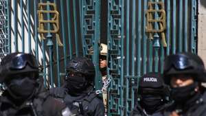 epaselect epa11442380 Police officers stand guard in front of the government palace in La Paz, Bolivia, 27 June 2024. On 26 June, a group of soldiers led by Bolivian Army general commander Juan Jose Zuniga entered Plaza Murillo, trying to break into the government headquarters. The soldiers withdrew after Bolivian President Luis Arce changed the heads of the entire military high command, describing the action as a coup attempt.  EPA/STRINGER