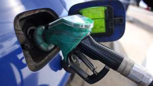 epa12809295 A petrol pump nozzle filling the tank of a car at a petrol forecourt in London, Britain, 10 March 2026. Global oil prices have risen sharply after Iran's response to US and Israeli airstrikes disrupted shipping. UK Chancellor Rachel Reeves has said Britain is likely to be hit by rising inflation because of the US-Iran war. In response to concerns that some petrol stations are exploiting the conflict to unjustifiably raise fuel costs, Chancellor Rachel Reeves has issued a stern warning against 'price gouging' by retailers.  EPA/NEIL HALL