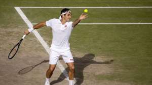 O tenista suíço Roger Federer contra o polaco Hubert Hurkacz nos quartos de final do torneiro de Wimbledon em 2021