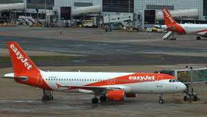 epa11927786 EasyJet aircraft at Gatwick Airport in Gatwick, Britain, 27 February 2025. Britain’s Transport Secretary Heidi Alexander has said she is 'minded to approve' the expansion of a second runway at Gatwick Airport. The West Sussex airport is currently Europe's busiest single-runway airport and, handling more than 40 million passengers a year.  EPA/NEIL HALL
