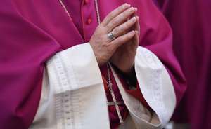 epa04943219 A member of the German Bishops' Conference with his hands folded for prayer during the opening church service at the autumn conference of the clerical institution in the cathedral of Fulda, Germany, 22 September 2015. The Catholic bishops will discuss the ongoing refugee crisis in Europe among other issues during the traditional meeting.  EPA/ARNE DEDERT