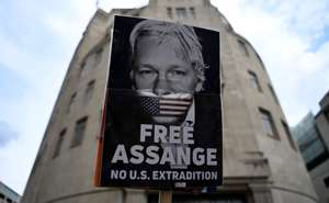 epa10020334 A protester demonstrates against Julian Assange's extradition to the US in central London, Britain, 18 June 2022. The UK government has announced it plans to extradite WikiLeaks founder Julian Assange to the United States.  EPA/ANDY RAIN