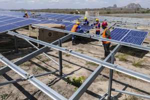 Equipas instalam os 125.000 painéis da maior central elétrica solar de Moçambique, em construção em Metoro, Cabo Delgado, norte do país, 10 de setembro de 2021. A central deverá entrar em produção em janeiro de 2022. (ACOMPANHA TEXTO DE 11/09/2021) LUIS MIGUEL FONSECA/LUSA