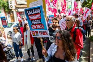 Manifestação organizada pela Confederação Geral dos Trabalhadores Portugueses — Intersindical Nacional (CGTP-IN), no âmbito das comemorações do Dia do Trabalhador, desde o Martim Moniz até à Alameda D. Afonso Henriques, em Lisboa, 01 de maio de 2024. Os trabalhadores do Comércio, Escritórios e Serviços de Portugal estão em luta por mais salário, menos horário, valorização das carreiras e profissões, e pelo combate à precariedade. MIGUEL A. LOPES/LUSA