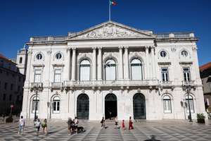 Turistas caminham em frente à Câmara Municipal de Lisboa, em Lisboa, 06 de agosto de 2024. Baixa. Turismo. Paços do Concelho. CML. ANTÓNIO PEDRO SANTOS/LUSA